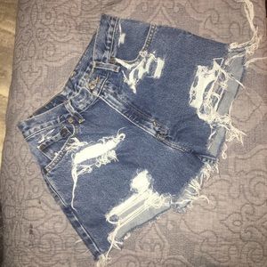 High-waisted Levi’s jean shorts